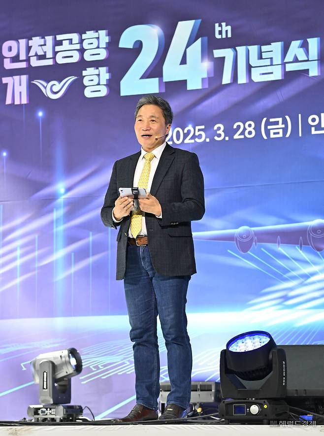이학재 인천국제공항공사 사장이 28일 오후 인천국제공항 제1터미널에서 열린 인천공항 개항 24주년 기념식 및 항공 AI 혁신허브 비전 선포식에서 미래 비전 발표를 하고 있다. 영종도=임세준 기자
