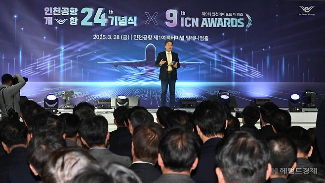 이학재 인천국제공항공사 사장이 28일 오후 인천국제공항 제1터미널에서 열린 인천공항 개항 24주년 기념식 및 항공 AI 혁신허브 비전 선포식에서 미래 비전 발표를 하고 있다. 영종도=임세준 기자