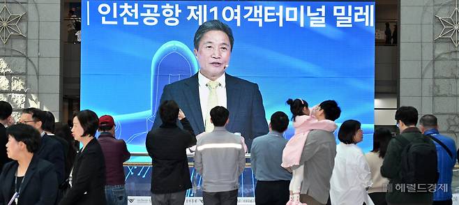 이학재 인천국제공항공사 사장이 28일 오후 인천국제공항 제1터미널에서 열린 인천공항 개항 24주년 기념식 및 항공 AI 혁신허브 비전 선포식에서 미래 비전 발표를 하고 있다. 영종도=임세준 기자