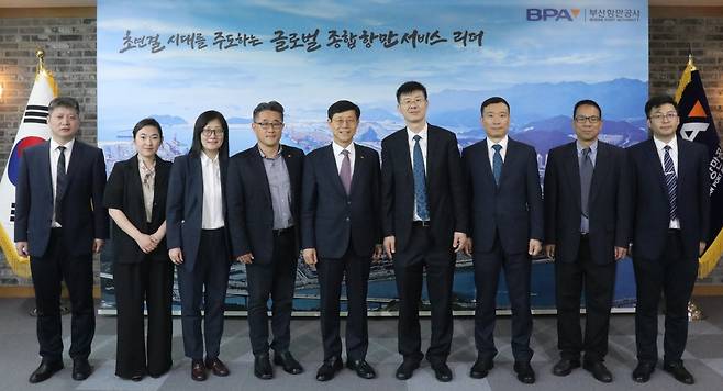 중국 닝보저우산항만그룹 대표단이 지난 27일 부산항을 방문해 부산항만공사와 지속 가능한 항만 발전 방안을 논의했다. [부산항만공사 제공]