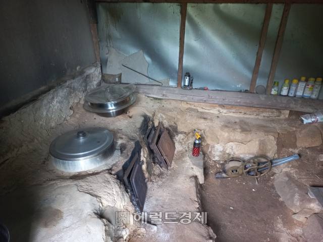 각금마을의 부엌 아궁이 한켠에는 바람을 불어넣는 오래된 손풍로가 보인다.(봉화군 제공)