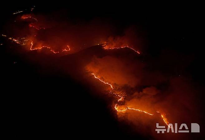 [의성=뉴시스] 김금보 기자 = 26일 밤 경북 의성군 옥산면 신계2리 기룡산에서 민가 방향으로 산불이 번지고 있다. 2025.03.27. kgb@newsis.com