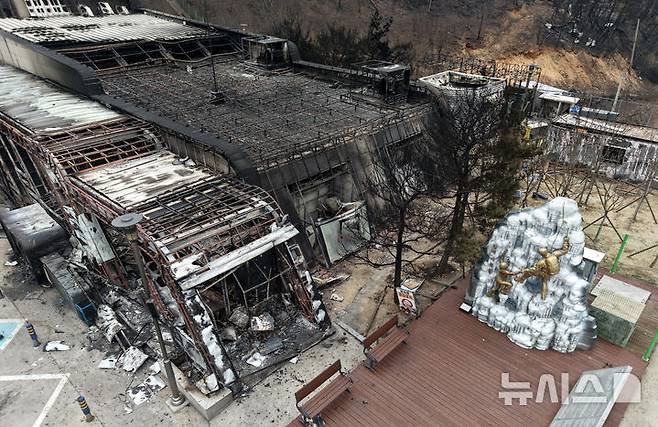 [청송=뉴시스] 이무열 기자 = 27일 경북 청송군 서산영덕고속도로 청송휴게소(영덕방향)가 산불에 전소돼 있다. 2025.03.27. lmy@newsis.com