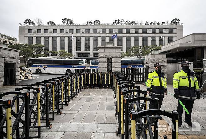 [서울=뉴시스] 정병혁 기자 = 윤석열 대통령 탄핵심판 4월 선고가 가시화 되고 있는 가운데 27일 서울 종로구 헌법재판소 앞에서 경찰이 경계 근무를 서고 있다. 2025.03.27. jhope@newsis.com