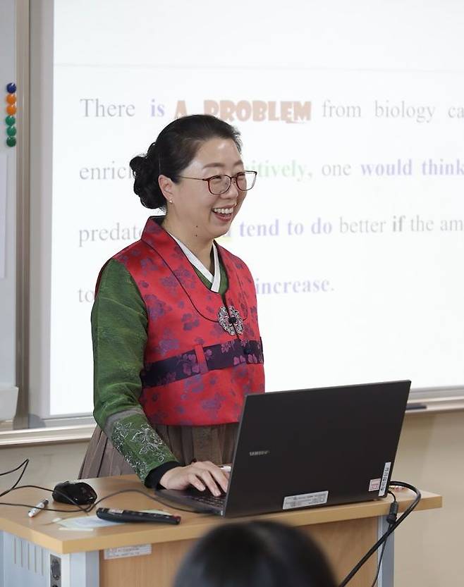 [울산=뉴시스] 구미현 기자 = 한복입고 영어 수업하는 울산여고 김주리 교사 (사진=울산시교육청 제공) photo@newsis.com *재판매 및 DB 금지