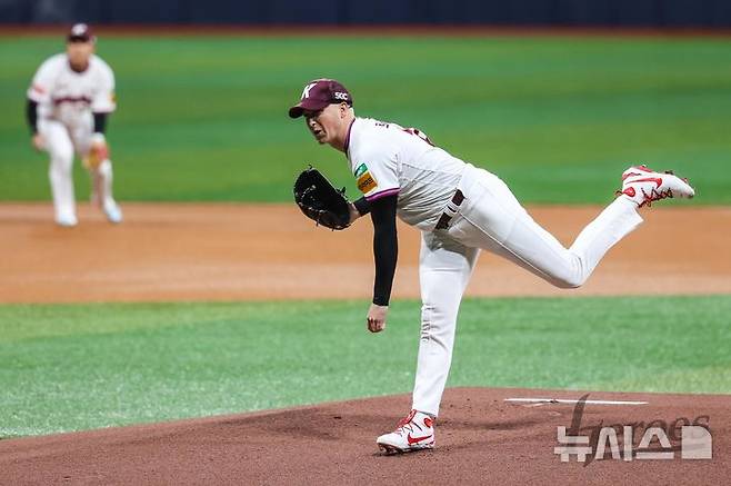 [서울=뉴시스] 프로야구 키움 히어로즈 케니 로젠버그가 28일 고척스카이돔에서 열린 2025 신한 쏠뱅크 KBO리그 SSG 랜더스와의 경기에 선발 등판해 투구하고 있다. (사진=키움 히어로즈 제공) 2025.03.28.