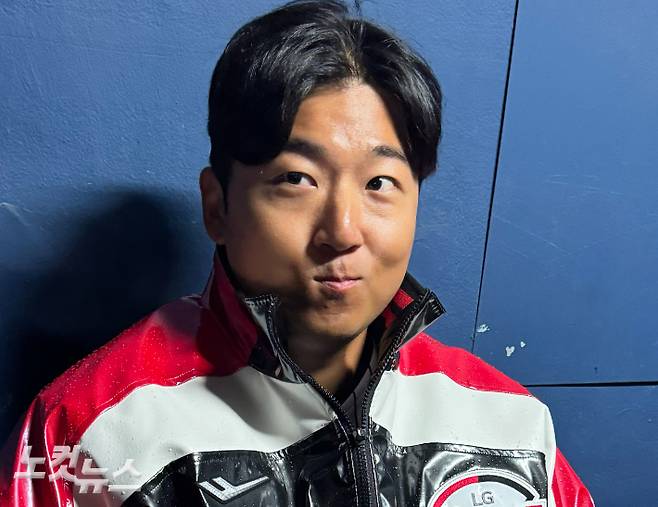 인터뷰하는 LG 송승기. 이우섭 기자