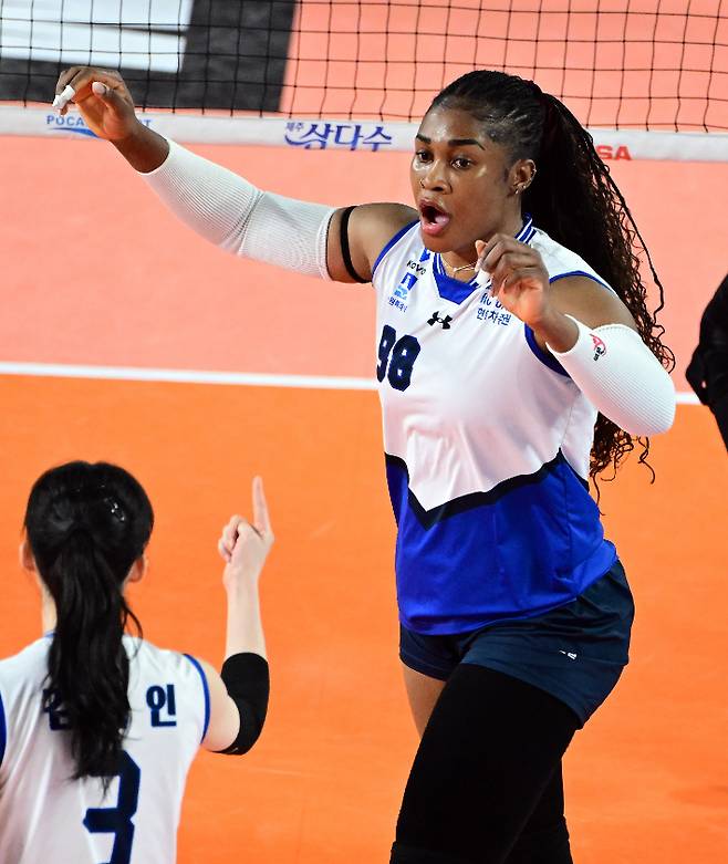 현대건설 모마가 27일 정관장과 PO 2차전에서 득점한 뒤 세리머니하는 모습. KOVO