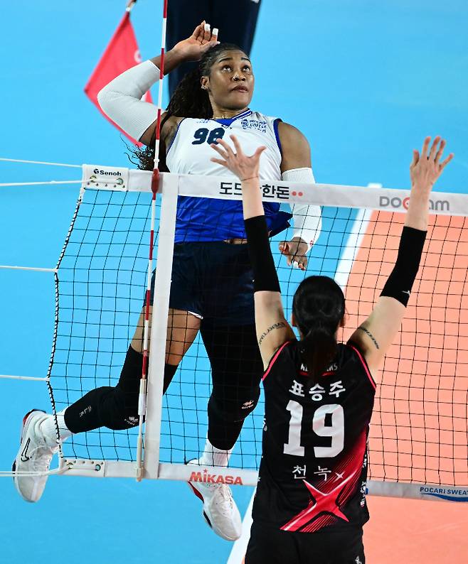 모마가 27일 정관장과 PO 2차전에서 스파이크를 시도하는 모습. KOVO