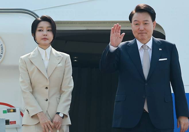 윤석열 대통령과 부인 김건희 여사가 지난해 6월 10일 경기 성남 서울공항에서 투르크메니스탄, 우즈베키스탄, 카자흐스탄 등 중앙아시아 3개국 방문차 출국하며 전용기인 공군 1호기에 올라 인사하고 있다. 연합뉴스