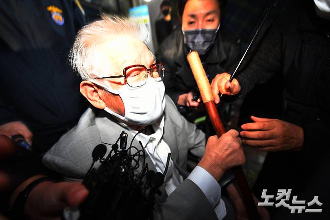 감염병예방법 위반, 횡령 등의 혐의로 구속기소된 이단 신천지 이만희 교주가 2020년 11월 12일 오후 수원구치소를 나서고 있다.  수원지법 형사11부(김미경 부장판사)는 보석보증금 1억 원을 납입하는 조건으로 이 교주의 보석을 허가했다. 이한형 기자