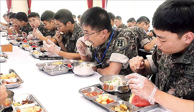 경기 연천의 한 부대에서 장병들이 식사를 하고 있다. 사진은 기사의 특정 내용과 관련 없음. 연합뉴스