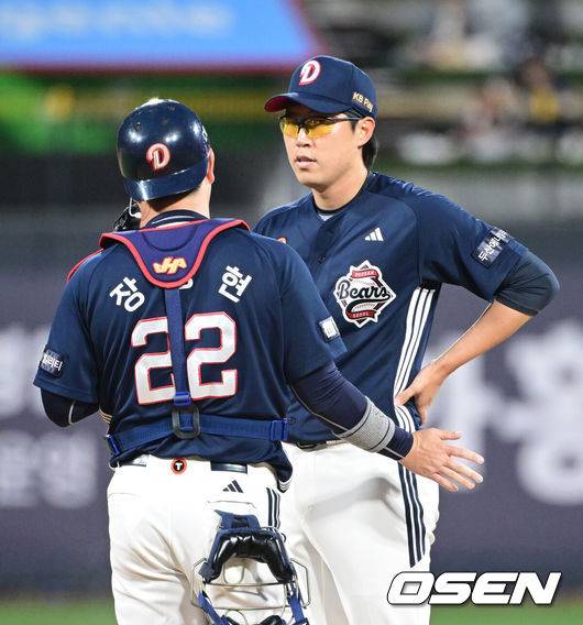 [OSEN=수원, 최규한 기자] 27일 오후 경기도 수원 KT위즈파크에서 ‘2025 신한 SOL Bank KBO리그’ KT 위즈와 두산 베어스의 경기가 열렸다.홈팀 KT는 오원석, 방문팀 두산은 김유성을 선발로 내세웠다.1회말 2사 1, 2루 상황 두산 선발 김유성과 포수 장승현이 마운드에서 대화를 나누고 있다. 2025.03.27 / dreamer@osen.co.kr