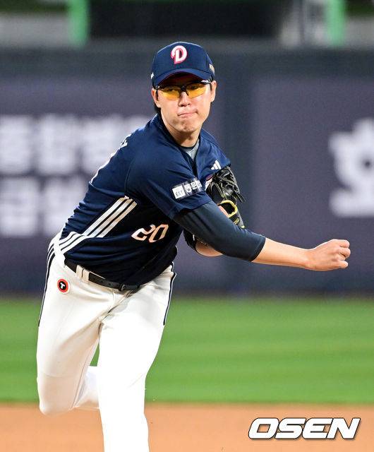 [OSEN=수원, 최규한 기자] 27일 오후 경기도 수원 KT위즈파크에서 ‘2025 신한 SOL Bank KBO리그’ KT 위즈와 두산 베어스의 경기가 열렸다.홈팀 KT는 오원석, 방문팀 두산은 김유성을 선발로 내세웠다.1회초 두산 선발 김유성이 힘차게 공을 뿌리고 있다. 2025.03.27 / dreamer@osen.co.kr