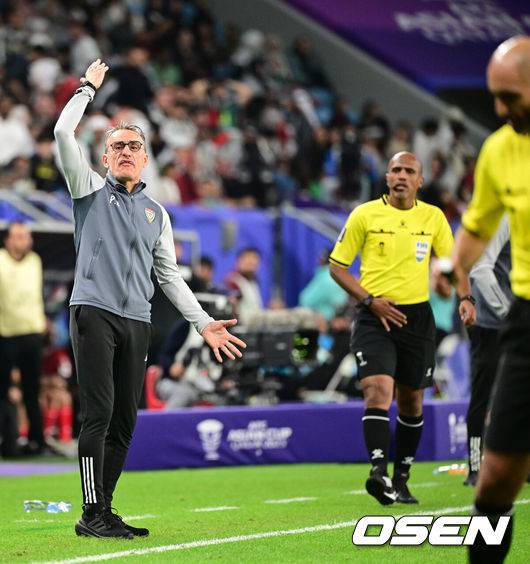 [OSEN=알 와크라(카타르), 지형준 기자] 파울루 벤투 감독이 16강 진출을 확정짓지 못했다. 눈을 의심케 하는 자책골과 퇴장 변수가 발목을 잡았다.벤투 감독이 지휘하는 아랍에미리트(UAE)는 19일 오전 2시 30분(이하 한국시간) 카타르 알와크라 알자누브 스타디움에서 열린 2023 아시아축구연맹(AFC) 카타르 아시안컵 C조 조별리그 2차전에서 팔레스타인과 1-1로 비겼다.후반 아랍에미리트 파울루 벤투 감독이 부심에 거칠게 항의하며 퇴장을 당하고 있다. 2024.01.19 / jpnews.osen.co.kr
