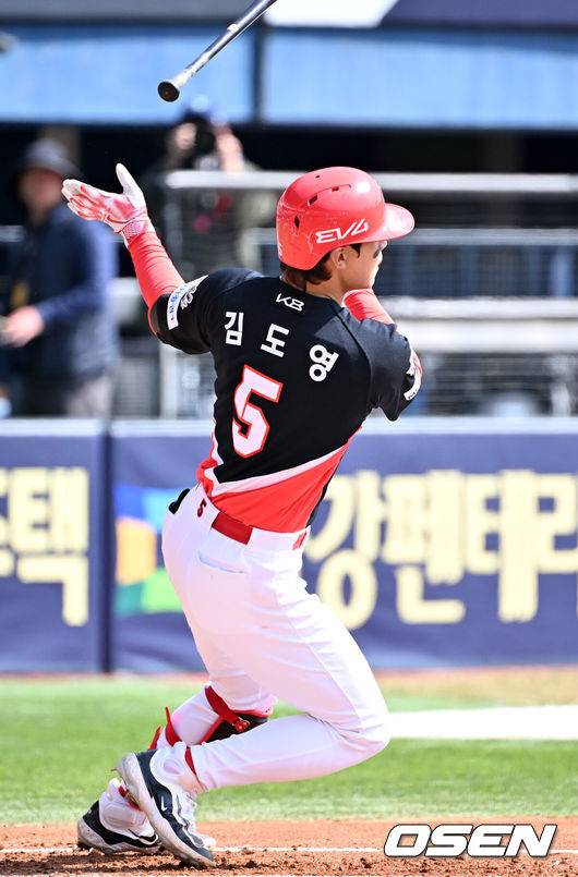 [OSEN=잠실, 민경훈 기자] 14일 오후 서울 잠실야구장에서 2025 신한 SOL뱅크 KBO 리그 시범경기 두산 베어스와 KIA 타이거즈의 경기가 열렸다.KBO리그 10개 구단은 오는 18일까지 시범경기 10경기를 소화한다. 2025시즌 개막전은 오는 22일 개최된다.1회초 무사 주자 2루 KIA 김도영이 좌익수 왼쪽 선취 1타점 적시 2루타를 때리고 있다. 2025.03.14 / rumi@osen.co.kr