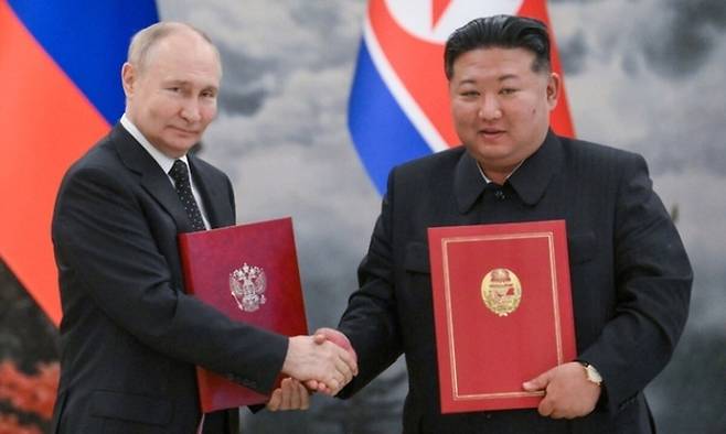 블라디미르 푸틴 러시아 대통령과 김정은 북한 국무위원장이 2024년 6월19일 평양에서 포괄적 전략 동반자 조약에 서명한 뒤 악수를 하고 있다. 타스·연합뉴스
