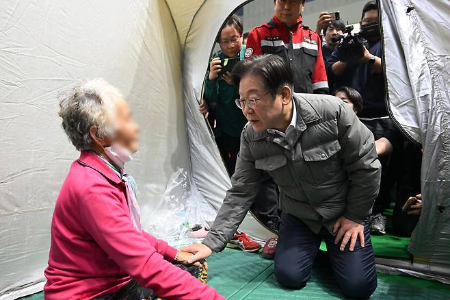 더불어민주당 이재명 대표가 지난 26일 경북 안동체육관에 마련된 산불 이재민 대피소를 방문해 이재민들을 격려하고 있다. 안동=뉴스1