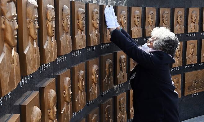제15주기 천안함 46용사 추모식이 거행된 지난 26일 경기&nbsp;평택시 해군 제2함대사령부에서 유가족이 추모비에 새겨진 부조물을 어루만지고 있다. 평택=뉴시스