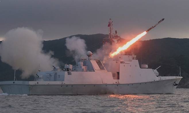 북한의 신형 호위함에서 순항미사일이 발사되고 있다. 조선중앙TV·연합뉴스