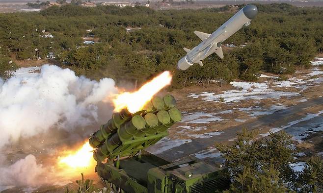 북한의 신형 지대함미사일이 가상 표적을 향해 발사되고 있다. 조선중앙통신·연합뉴스