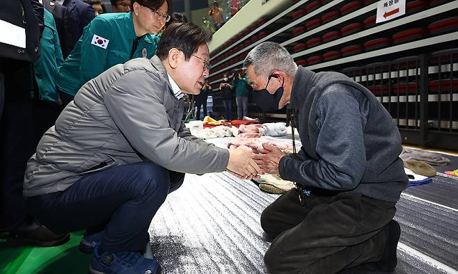 이재명 더불어민주당 대표가 26일 경북 안동체육관에 마련된 산불 이재민 대피소를 방문해 이재민을 격려하고 있다. 안동=뉴스1