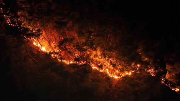 27일 밤 경북 안동시 남후면 인근 야산에서 산불이 번지고 있다. 2025.3.27 안동 홍윤기 기자