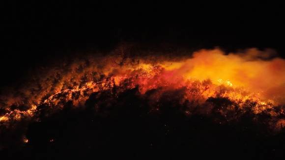 27일 밤 경북 안동시 남후면 인근 야산에서 산불이 번지고 있다. 2025.3.27 안동 홍윤기 기자