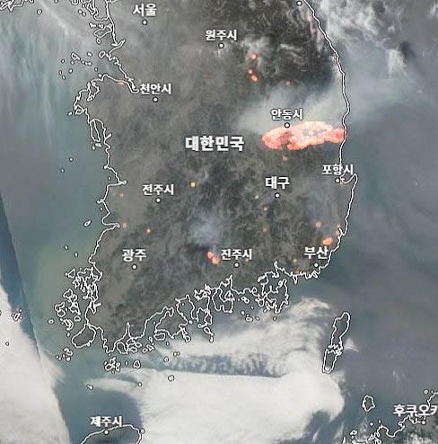 위성에 포착된 산불 - 지난 26일 위성으로 바라본 경북·경남 대형 산불 모습. 붉은 반점은 위성에서 감지한 열의 위치다. zoom earth 캡처