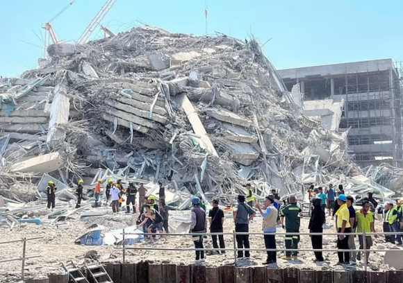 28일(현지시간) 오후 12시 50분경 미얀마 중부 내륙에서 규모 7.7의 지진이 발생했다.  사진은 지진으로 무너져 내린 미얀마의 한 건물. 로이터 연합뉴스