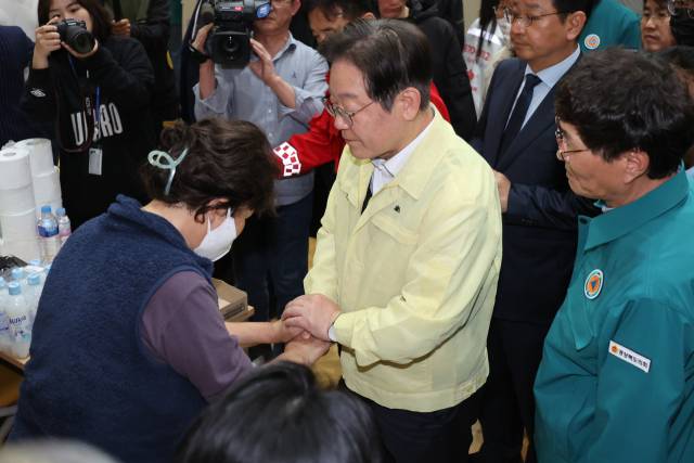 이재명 더불어민주당 대표가 27일 경북 청송군 진보문화체육센터에 마련된 이재민 대피소를 방문해 청송 산불 피해 주민을 위로하고 있다. 연합뉴스