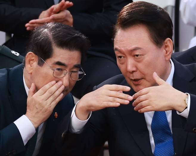 2024년 10월1일 대통령 윤석열이 건군 76주년 국군의날 시가행진을 지켜보던 중 김용현 당시 국방부 장관과 대화하고 있다. ⓒ연합뉴스