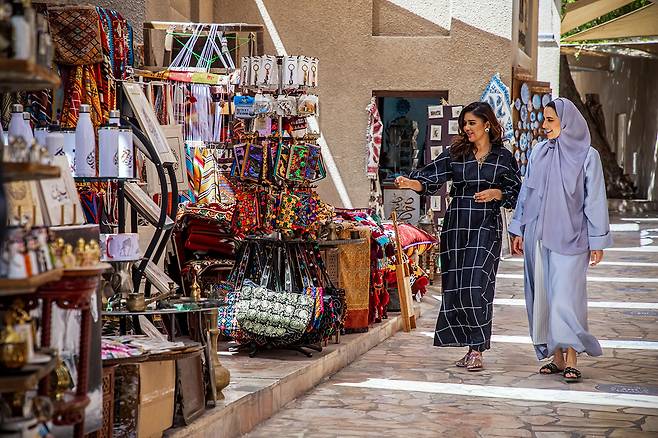 라마단 기간동안 권장되는 어깨와 무릎이 가려지는 여성 복장. 사진제공|VisitDubai/팜투어