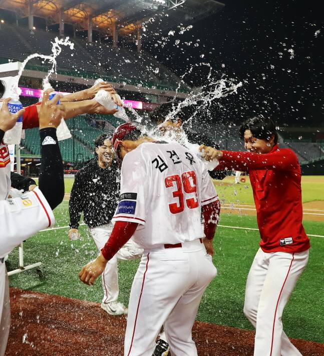 승리 후 동료들에게 물 세례를 받고 있는 김건우(가운데). /사진=SSG 랜더스 제공