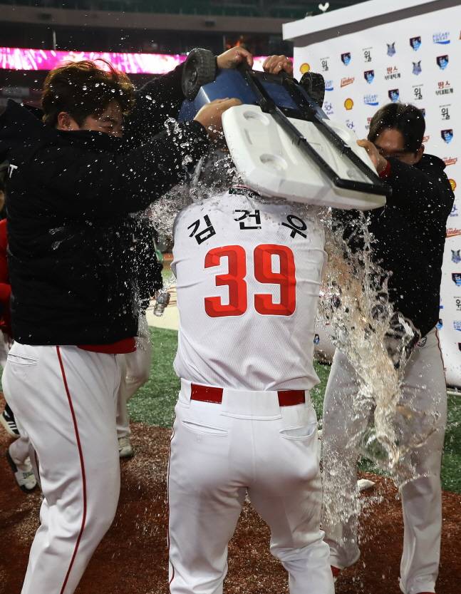 김건우(가운데)가 동료들의 축하 물 벼락을 맞고 있다. /사진=SSG 랜더스 제공