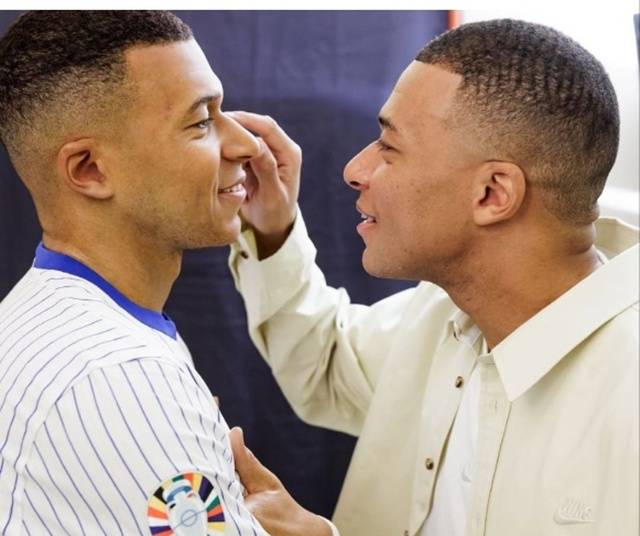 밀랍인형을 바라보는 킬리안 음바페(오른쪽). /사진=킬리안 음바페 SNS