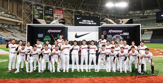 키움 선수단이 28일 SSG와 홈 개막전을 앞두고 나이키의 특별 선물을 받고 기념촬영을 하고 있다. /사진=키움 히어로즈 제공