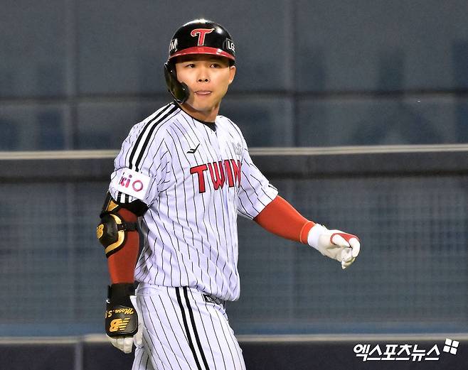 LG 외야수 문성주는 28일 창원 NC파크에서 열릴 '2025 신한 SOL Bank KBO 리그' NC와 정규시즌 1차전을 앞두고 허리 통증 탓에 1군 엔트리에서 빠졌다. 엑스포츠뉴스 DB