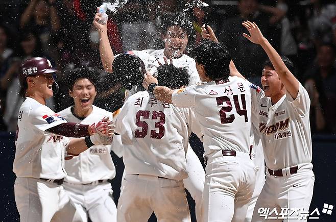14일 오후 서울 구로구 고척스카이돔에서 열린 '2024 신한 SOL Bank KBO리그' KIA 타이거즈와 키움 히어로즈의 경기, 키움이 최주환의 끝내기 홈런에 힘입어 KIA에 2:1 승리를 거뒀다. 9회말 1사 키움 최주환이 끝내기 홈런을 날린 후 축하를 받고 있다. 엑스포츠뉴스DB