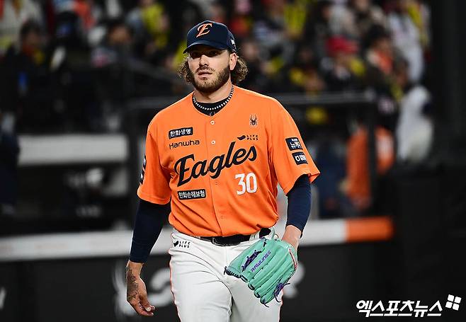 28일 오후 대전한화생명볼파크에서 열린 '2025 신한 SOL Bank KBO리그' 한화 이글스와 KIA 타이거즈의 경기, 2회초 종료 후 한화 선발투수 폰세가 더그아웃으로 향하고 있다. 대전, 박지영 기자