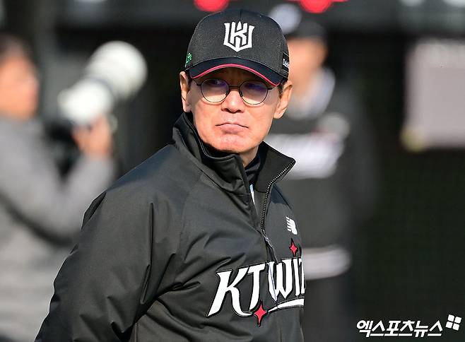 이강철 감독이 이끄는 KT 위즈가 28일 부산 사직야구장에서 열린 2025 신한 SOL Bank KBO리그 롯데 자이언츠와의 팀 간 1차전에서 3연승을 노렸다. 사진 엑스포츠뉴스 DB