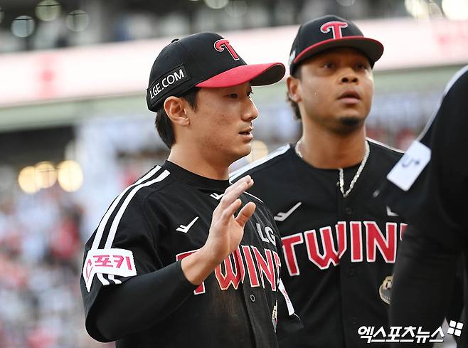 LG 내야수 신민재(왼쪽 첫 번째)는 28일 창원 NC파크에서 열린 '2025 신한 SOL Bank KBO 리그' NC와 정규시즌 1차전에서 9번타자 2루수로 선발 출전했다. 팀이 5-4로 앞선 9회초 2타점 적시타로 승리에 쐐기를 박는 등 멀티히트와 3타점으로 팀 승리에 보탬이 됐다. 엑스포츠뉴스 DB