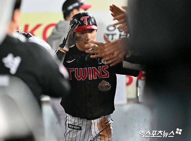 LG 내야수 신민재(가운데)는 28일 창원 NC파크에서 열린 '2025 신한 SOL Bank KBO 리그' NC와 정규시즌 1차전에서 9번타자 2루수로 선발 출전했다. 팀이 5-4로 앞선 9회초 2타점 적시타로 승리에 쐐기를 박는 등 멀티히트와 3타점으로 팀 승리에 보탬이 됐다. 엑스포츠뉴스 DB