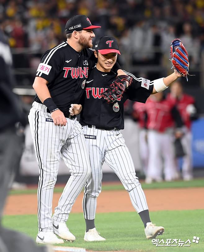 LG 내야수 신민재(오른쪽)는 28일 창원 NC파크에서 열린 '2025 신한 SOL Bank KBO 리그' NC와 정규시즌 1차전에서 9번타자 2루수로 선발 출전했다. 팀이 5-4로 앞선 9회초 2타점 적시타로 승리에 쐐기를 박는 등 멀티히트와 3타점으로 팀 승리에 보탬이 됐다. 엑스포츠뉴스 DB