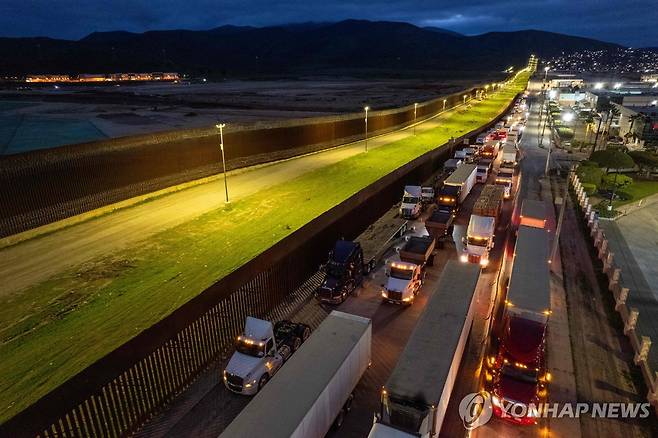 27일(현지시간) 미국 국경 지역으로 향하는 멕시코 화물차 행렬 [티후아나 AFP=연합뉴스. 재판매 및 DB 금지]