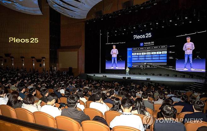 현대차그룹 개발자 콘퍼런스 '플레오스 25' (서울=연합뉴스) 송창현 현대차·기아 AVP본부장 사장이 28일 서울 강남구 코엑스에서 열린 개발자 콘퍼런스 '플레오스 25'에서 발표하고 있다. 2025.3.28 [현대자동차·기아 제공. 재판매 및 DB 금지] photo@yna.co.kr