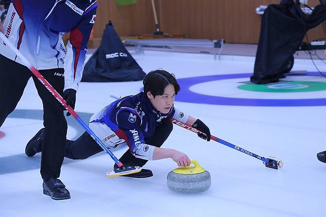 초대 컬링 슈퍼리그 우승 차지한 경북 체육회, 투구하는 김창민 (서울=연합뉴스) 9일 경기도 의정부컬링장에서 열린 2024-2025 컬링 슈퍼리그 남자부 결승 3차전에서 경북체육회 김창민이 투구하고 있다.
    경북체육회(스킵 김수혁, 서드 김창민, 세컨드 유민현, 리드 김학균, 핍스 전재익)는 이날 강원도청을 8-2로 물리치고 우승을 차지했다. 2025.1.9 [대한컬링연맹 제공. 재판매 및 DB 금지] photo@yna.co.kr