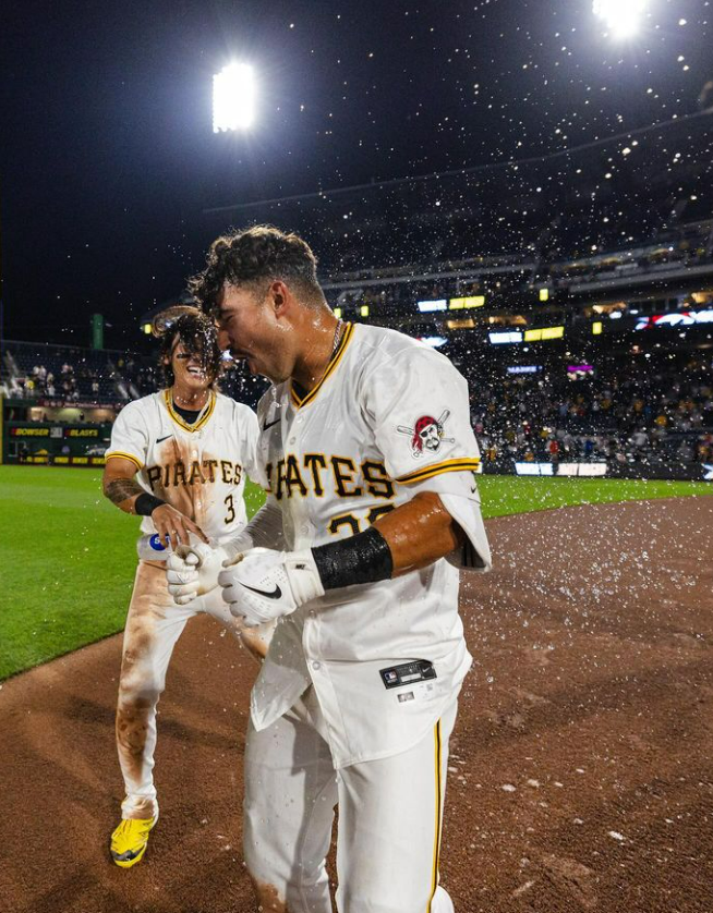 (배지환(왼쪽)이 끝내기 안타를 친 곤잘레스를 축하해 주고 있다)