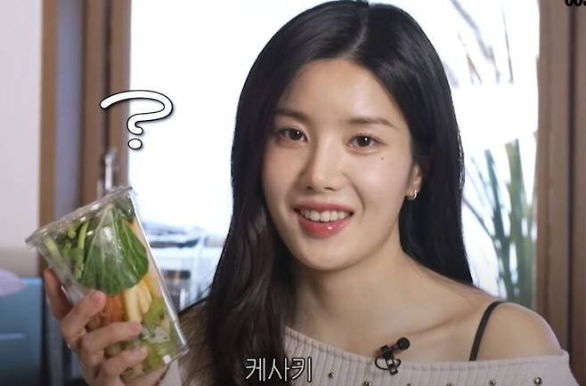 권은비가 케일와 사과, 키위, 샤인머스캣을 갈아 직접 스무디를 만들어 먹었다. [사진=유튜브 채널 '코스모폴리탄 코리아' 영상 캡처]