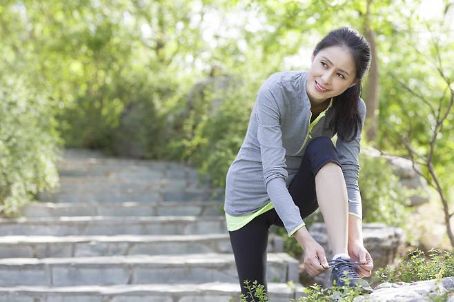 중년 여성은 폐경 이후 여성 호르몬 분비 감소로 콜레스테롤 수치가 급등할 수 있다. 따라서 정기검진을 통해 상태를 잘 파악하고 운동 등으로 관리를 해야 한다. [사진=게티이미지뱅크]